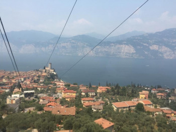 Aussicht über den Gardasee, den Ort Malcesine und die Seilbahn auf den Monte Baldo.