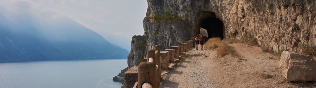 Die alte Ponalestraße mit Blick auf den Ledrosee.