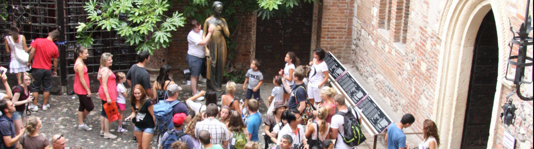 Im Innenhof von "Julias Haus" tummeln sich täglich Besuchermassen, um den berühmten Balkon zu besichtigen und Julias rechte Brust zu streicheln.