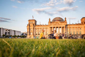 Hier wird Geschichte geschrieben: der Berliner Reichstag mit seiner modernen Glaskuppel