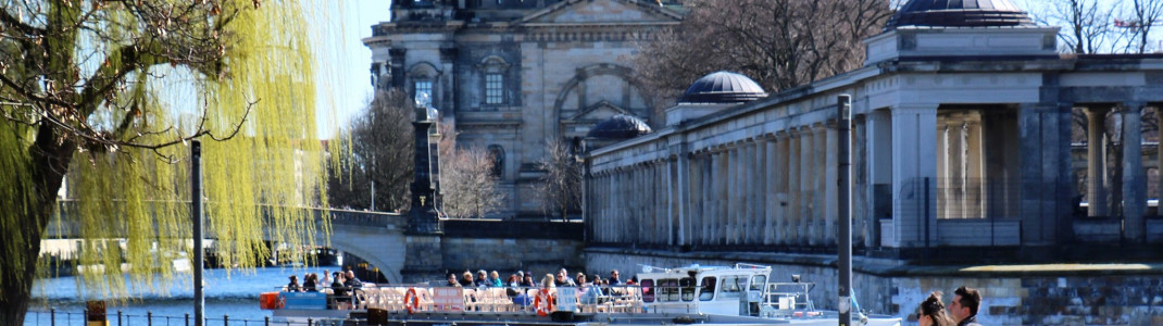 Von der Ampelmann Strandbar im James-Simon-Park genießt du einen tollen Ausblick auf die Museumsinsel und den Berliner Dom.