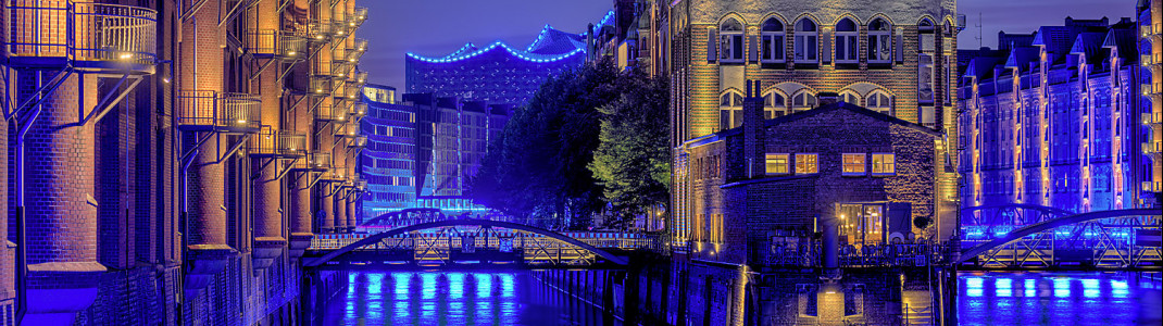 Nächtlicher Blick auf die Speicherstadt, im Hintergrund die Elbphilharmonie.