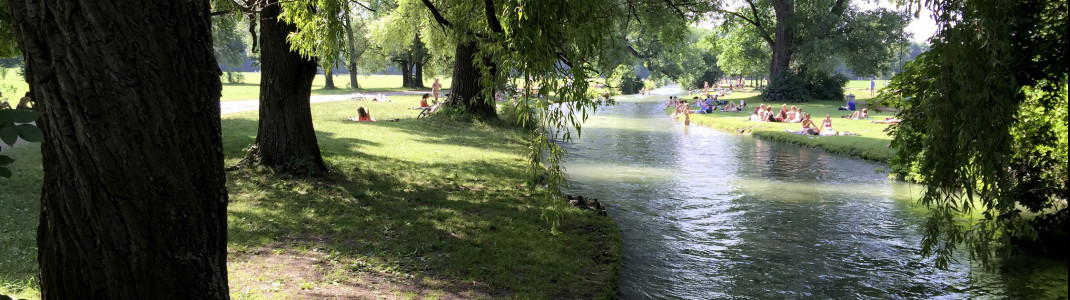 Im Sommer tummelt sich halb München im Englischen Garten und genießt die Sonne.