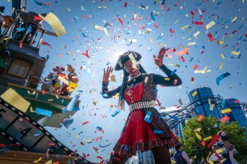 So sieht Geburtstag im Europa-Park aus: Bunte Wagen, tolle Musik und ausgelassene Stimmung bei der großen Jubiläumsparade.