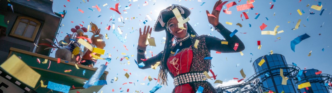 So sieht Geburtstag im Europa-Park aus: Bunte Wagen, tolle Musik und ausgelassene Stimmung bei der großen Jubiläumsparade.