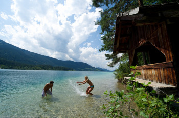 Kristallklar ist das Wasser am Weissensee in Kärnten.