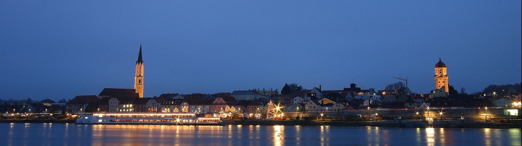 Weihnachtlicher Lichterglanz an der Donau