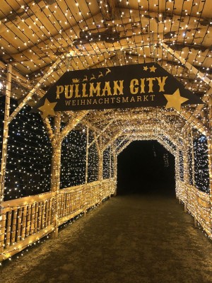 Die magische Lichterkulisse im deutsch-amerikanischen Weihnachtsmarkt.