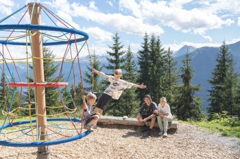 Abenteuer für die Kleinen: Die liebevoll gestalteten Naturspielplätze sorgen für Spielspaß am Berg.