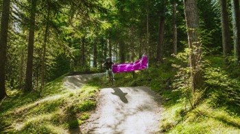 Im Flitz Family Trail Wald erleben Familien jede Menge Spaß.