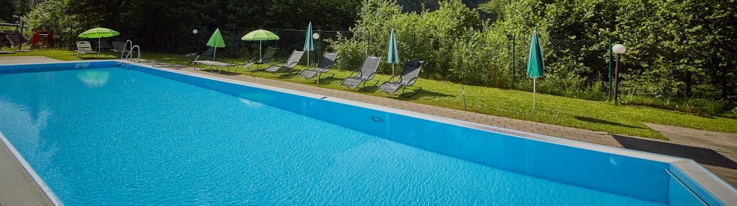 Der beheizte Outdoor-Pool lädt dich zur Entspannung ein.