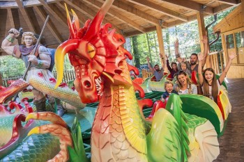 Das Karussel "Siegfried" im Freizeitpark Ruhpolding hat die Gestalt eines Drachen.