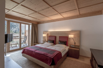 In den Zimmern des Hotels vereinen sich alpiner Charme und moderne Architektur