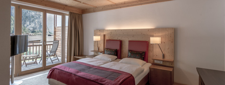 In den Zimmern des Hotels vereinen sich alpiner Charme und moderne Architektur