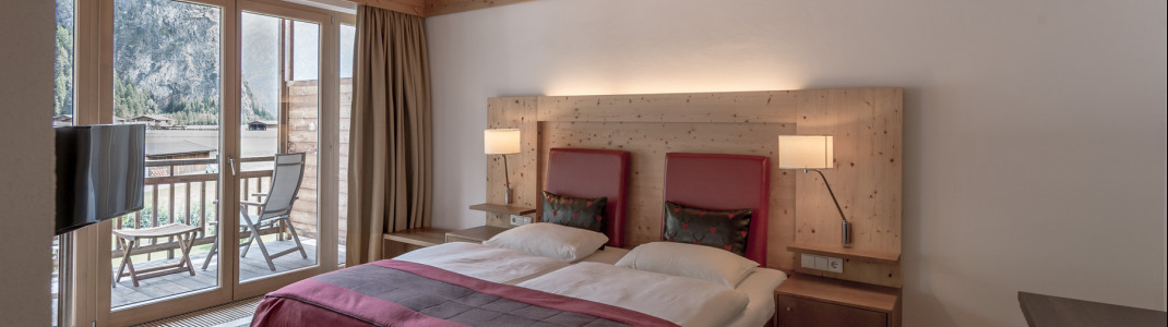 In den Zimmern des Hotels vereinen sich alpiner Charme und moderne Architektur