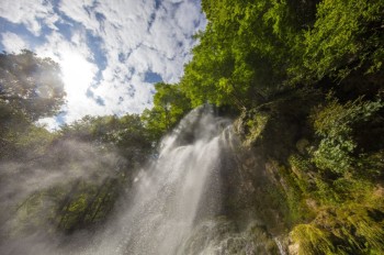 Stolze 37 Meter stürzt das Wasser am Uracher Wasserfall in die Tiefe.