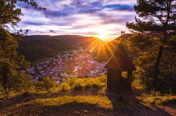 Ein Traum bei Sonnenuntergang: Der Ausblick von der Michelskäppele oberhalb von Bad Urach.