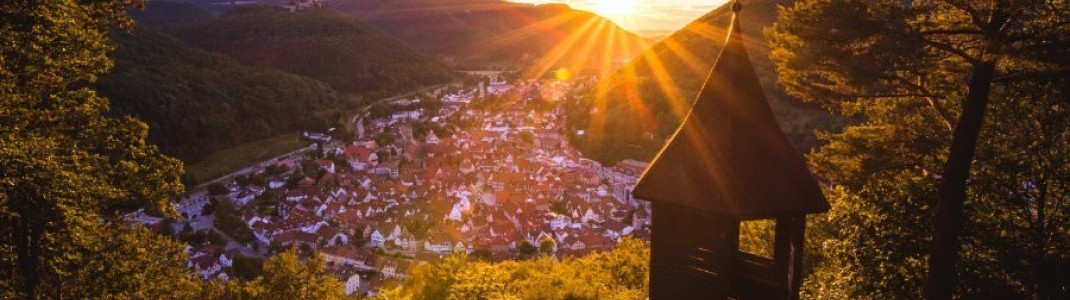 Ein Traum bei Sonnenuntergang: Der Ausblick von der Michelskäppele oberhalb von Bad Urach.