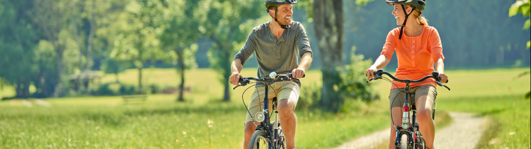 Flache Radwege führen durch die Voralpenlandschaft.