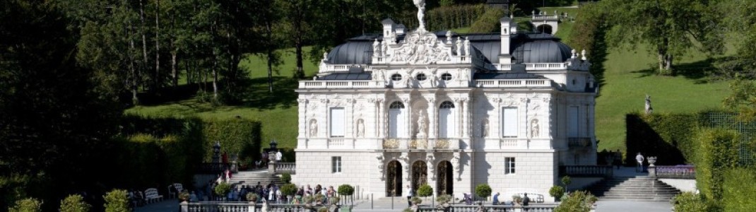 Schloss Linderhof vereint französische Eleganz mit süddeutscher Ornamentik.