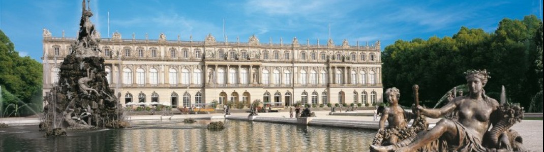 Schloss Herrenchiemsee präsentiert sich in barocker Pracht auf der Herreninsel.