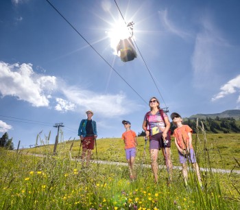 Gemeinsam unterwegs am Familienberg in Rauris: Mit der Gondelbahn geht’s hinauf zu blühenden Almwiesen, Panoramawegen und unvergesslichen Bergerlebnissen für Groß und Klein.