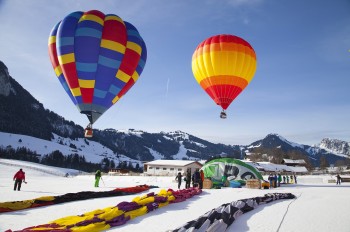 Ein Highlight auch im Winter: Die Fahrt mit dem Heißluftballon.