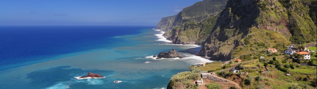 Wanderer lieben die Blumeninsel Madeira mit ihren steilen Felsformationen.