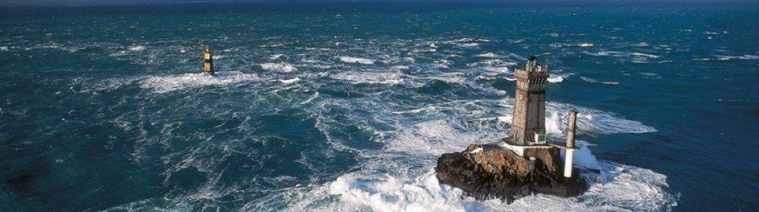 Der rauhe Atlantik umspült den Leuchtturm vor der Pointe du Raz.