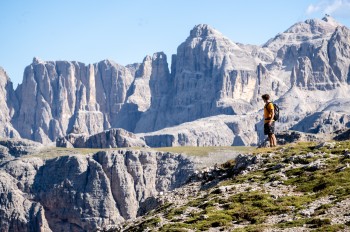 Unterwegs auf der Curona de Gherdëina: Die Trekkingtour führt durch die spektakuläre Felswelt der Dolomiten und eröffnet eindrucksvolle Ausblicke auf den Sellastock.