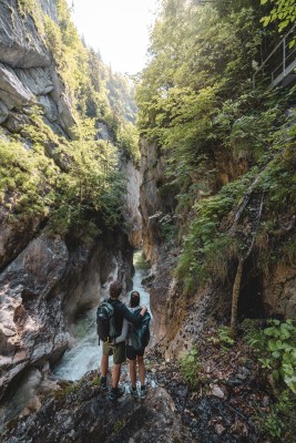 Familienfreundliche und barrierefreundliche Wanderwege warten darauf von dir erkundet zu werden.