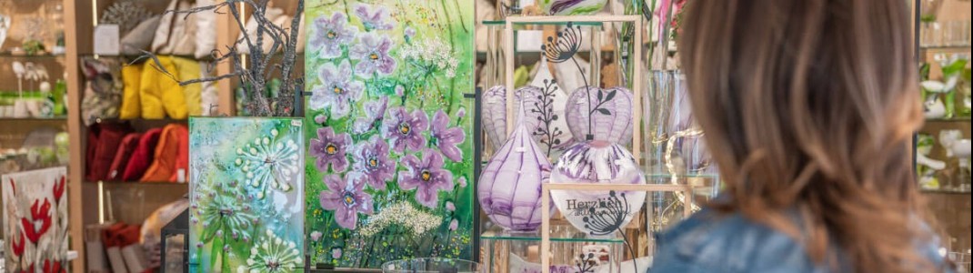 Der Schmuckstück Laden im Erdgeschoss – handgefertigte Glaskunst, liebevolle Geschenkideen und stilvolle Wohnaccessoires zum Stöbern und Mitnehmen.