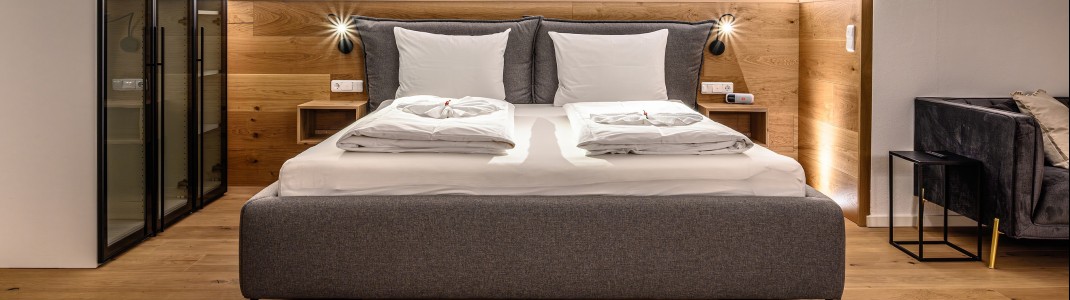 Ruhig schlafen im Schmuckstück – stilvolles Schlafzimmer mit hochwertigen Materialien und viel Raum für erholsame Nächte im Naturparadies Bodenmais.