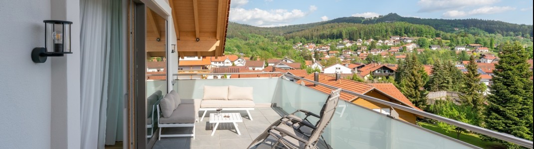 Private Wellness-Auszeit im Schmuckstück – der Outdoor Whirlpool mit Ausblick zum Silberberg lädt zum Entspannen ein.