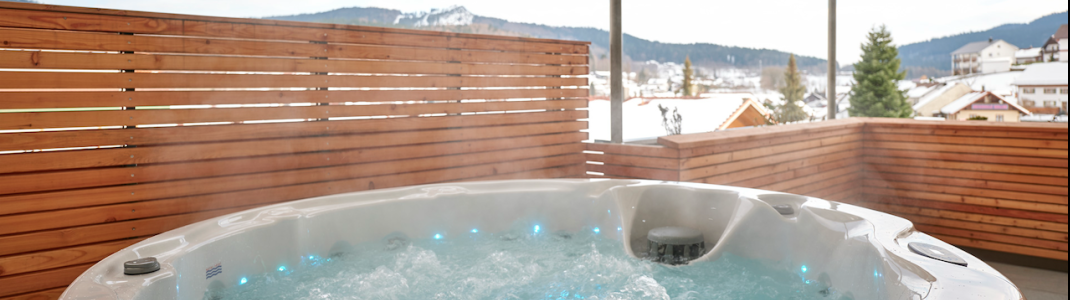 Wohlfühlen unter freiem Himmel – beheizter Outdoor-Whirlpool auf der Terrasse, perfekt zum Entspannen nach aktiven Tagen in Bodenmais.