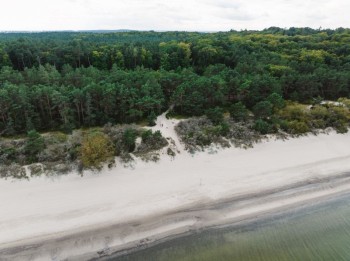 Feiner Sand, flaches Ufer und eine Seebrücke mit Tauchgondel machen den Strand von Zinnowitz zum Highlight auf Usedom.