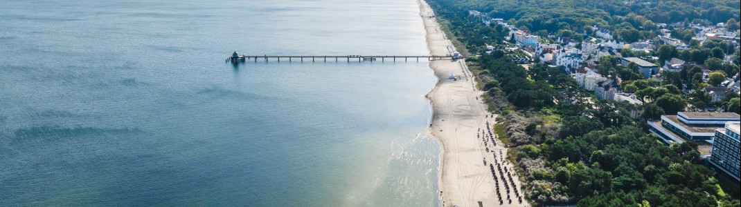 Feiner Sand, flaches Ufer und eine Seebrücke mit Tauchgondel findest du auf der Insel Usedom.