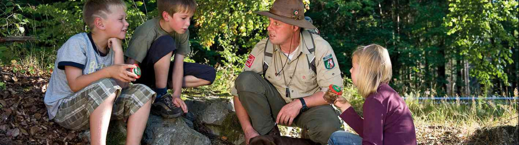 Mit dem Ranger gehen Familien auf Entdeckungstour.