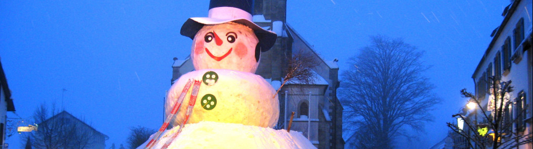 Rund um den 12 Meter hohen Schneemann findet jedes Jahr das Jakobsfest statt.