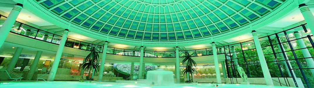 Im großen Innenbecken der Caracalla-Therme kannst du dich entspannen.