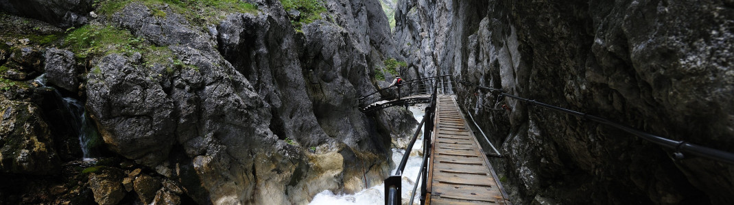 Bis zu 150 Meter tief ist die Höllentalklamm.