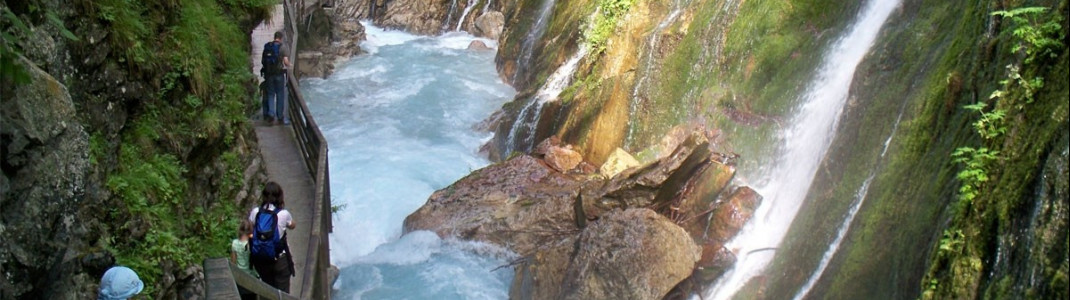 In vielen kleinen Wasserfällen stürzt sich das Wasser in die Wimbachklamm.