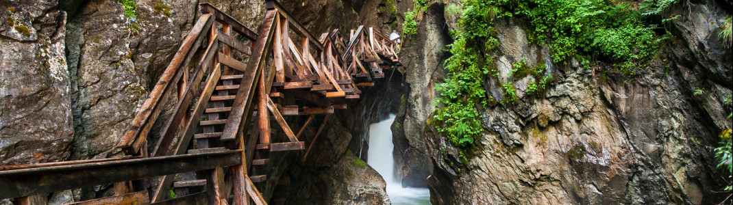 Tosend rauscht das Wasser durch die Sigmund-Thun-Klamm.