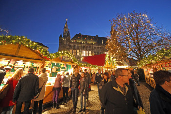 Der Katschhof ist das Herz des Aachener Weihnachtsmarkts.