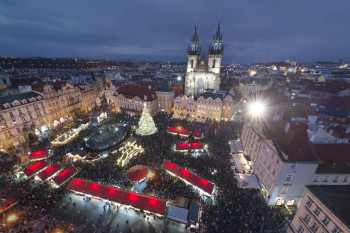 Einer der Prager Weihnachtsmärkte befindet sich mitten im Zentrum am Altstädter Ring.
