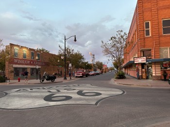 Take it easy in Winslow, ein Ort, ein Song, ein Foto: Man steht tatsächlich an jener Ecke, die durch Musik zur Legende wurde.