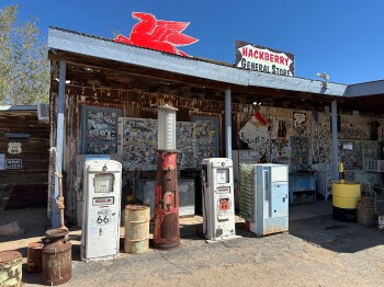 Fotogene Tankstelle Hackberry General Store:Jedes Detail ein Blickfang. Die Kombination aus rostigem Charme und ikonischer Reklame ist typisch Route 66.
