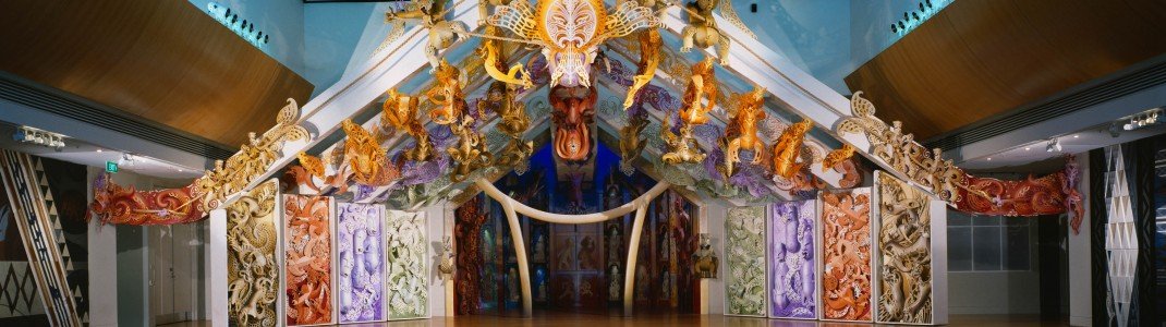 Das reich verzierte Gemeinschaftsgebäude (Te Hauk ki Turanga) im Museum of New Zealand.