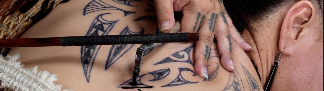 Die traditionelle maorische Tätowierung