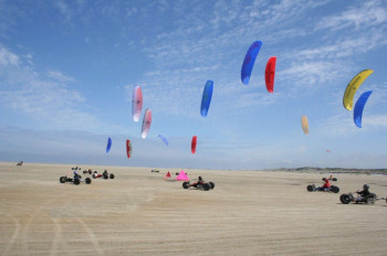 Am Nordstrand Borkums kann man mit dem Kite-Buggy über den breiten Sandstrand surfen.